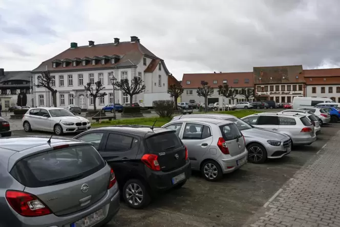 Besonders dieser Teil des Dirmsteiner Schlossplatzes muss verschönert werden. Da sind sich wohl alle einig.