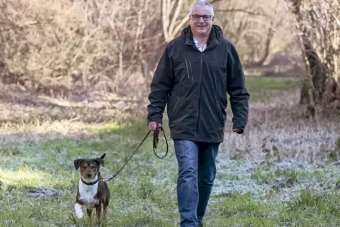 Christian Sommer – hier mit Hund Ole beim Gassi gehen – sieht bei vielen Themen Luft nach oben.