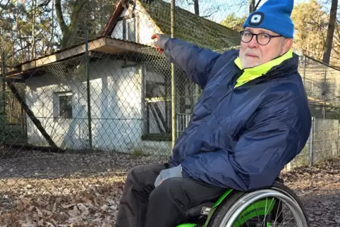 Reparaturen noch nicht beendet: Wilhelm Weidenbach, Vorsitzender des Vogelschutzvereins, zeigt auf das Papageienhaus, das von ei