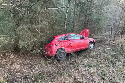 Die Autofahrerin wurde bei dem Unfall in ihrem Wagen eingeklemmt. 