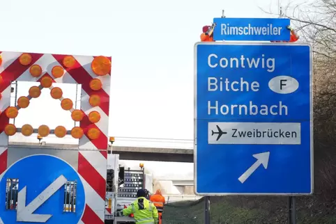 Mitarbeiter einer Verkehrssicherungs- und Beschilderungsfirma aus Birkenfeld brachten am Donnerstag an der A8-Flughafenausfahrt 