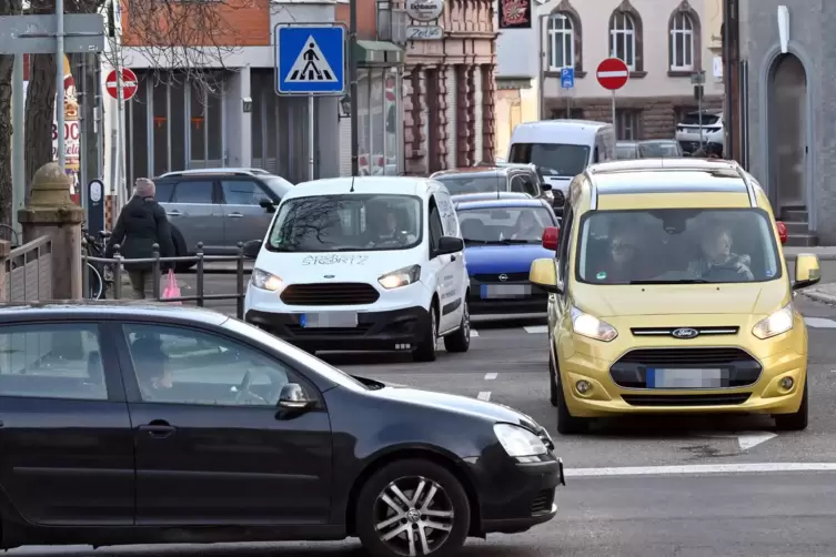 Glücklich, wer nach rechts abbiegen kann: die Kreuzung Kohlplatz/Ludwigstraße im Berufsverkehr am Donnerstag. 