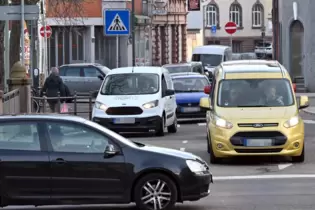 Glücklich, wer nach rechts abbiegen kann: die Kreuzung Kohlplatz/Ludwigstraße im Berufsverkehr am Donnerstag.