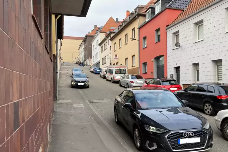 Oft weichen Autofahrer auf den Gehweg aus.