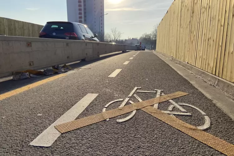 Wie lange die Einschränkungen für Radfahrer, Fußgänger und Autofahrer in der Flomersheimer Straße noch bleiben, ist offen. 