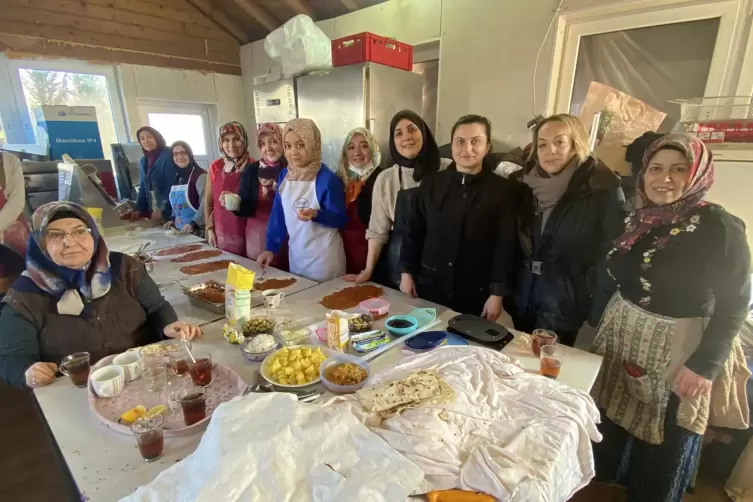 Frauen der Türkischen Gemeinde Kirchheimbolanden bei der Zubereitung von Lahmacun. Zweite und Dritte von rechts: Nilgün Erözmen 