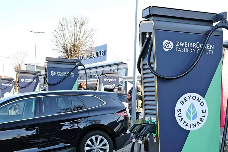 Was für Stromer: Am Outlet gibt’s jetzt einen großen Ladepark der Pfalzwerke.