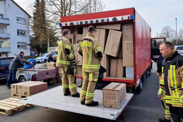 Die Eisenberger Feuerwehr transportierte die Kartons in ein Lager.