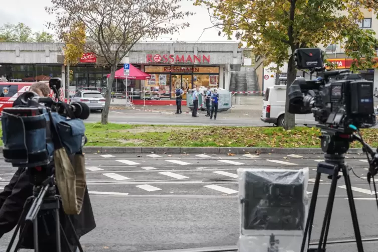 Zwei Handwerker starben am 18. Oktober, ein 27-Jähriger wurde in einem Drogeriemarkt schwer verletzt. Die Tat wurde bundesweit v