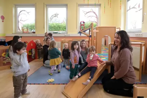 Ein großes Herz für Kinder: Alexandra Köpper mit einigen der Kinder, die ihre Einrichtung besuchen.