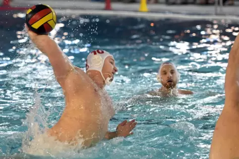  Oliver Görge (links) erzielt hier das Tor zum 4:2 für den WSV Ludwigshafen gegen Post Nürnberg. 