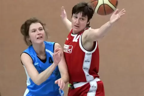 Zeigte vor allem in den Zweikämpfen und bei den Rebounds Präsenz gegen Maxdorf: Dorothea Starck (rechts). 