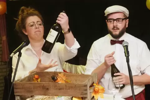  Welcher Wein darf’s denn sein? Jessica Steuer und Dennis Look als „Weinkellner".