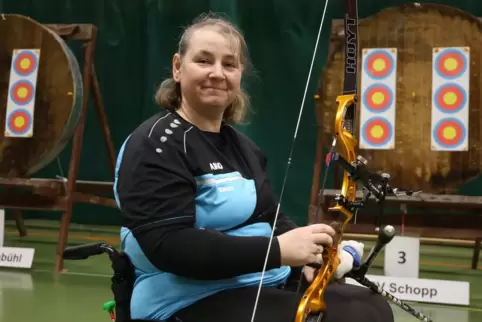 Beim Wettkampf in Schönenberg-Kübelberg schoss Ines Krehbiel mit dem Recurve-Bogen. Bei der DM geht sie sowohl mit dem Recurve- 