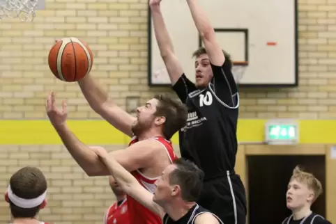 Kirchheimbolandes Lukas Jäger (Nummer 10) und Sven Radloff (vorne) versuchen gemeinsam, den Zweibrücker Johannes Meenken am Korb