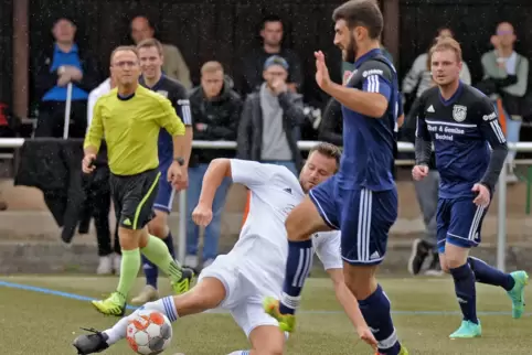 Dreh- und Angelpunkt im Mittelfeld, kämpferisches Vorbild, Spielertrainer: Tobias Haffke (FV Freinsheim II, in Weiß).