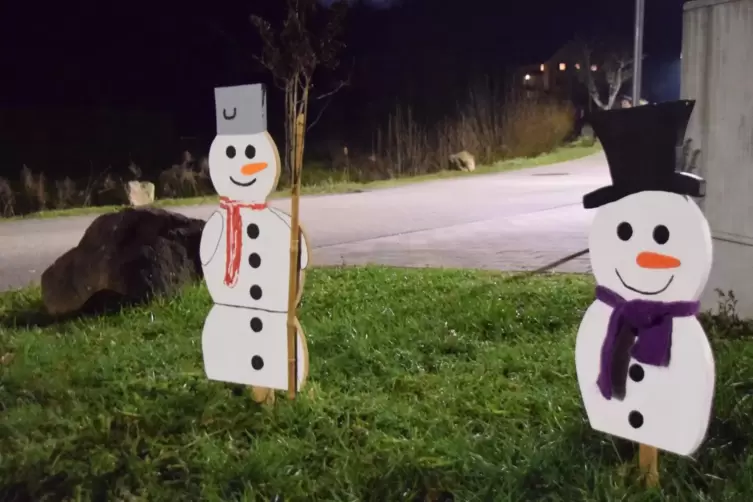 Einer der selbst gemachten Schneemänner wurde gestohlen. 