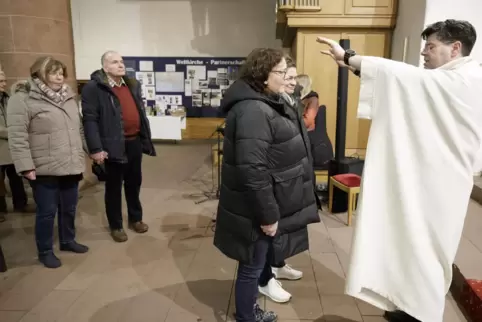 Pfarrer Andreas Keller erteilte Paaren in der Martinskirche an Valentinstag den Segen. 