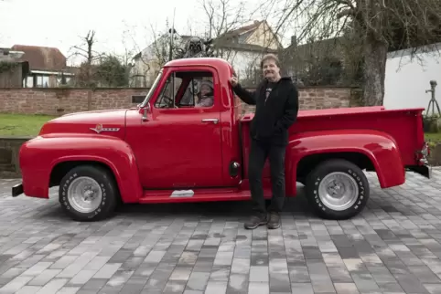 Rudi Ruby präsentiert seinen beeindruckend hergerichteten Ford F 100. Seine Enkelin Kim Pfaff hat es sich auf dem Fahrersitz gem