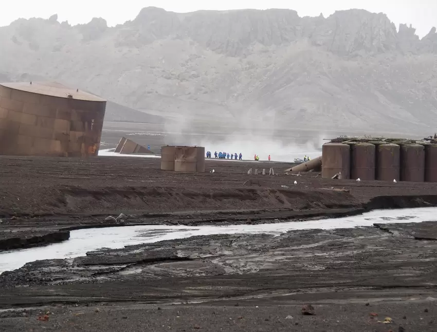 Die verrosteten Überreste der Walfangstation auf Deception Island.