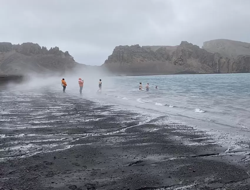 Einige Mutige wagen auf der Kraterinsel das Bad im 5 Grad Celsius kalten Wasser.