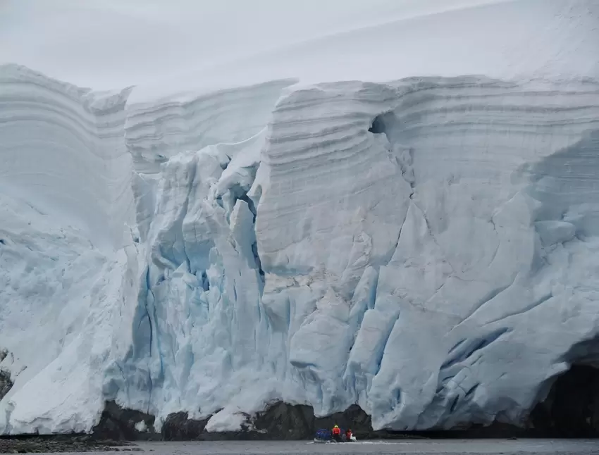 Mit dem Schlauchboot (klein in der Mitte) erkunden wir die Eiskanäle vor den Melchior-Inseln.