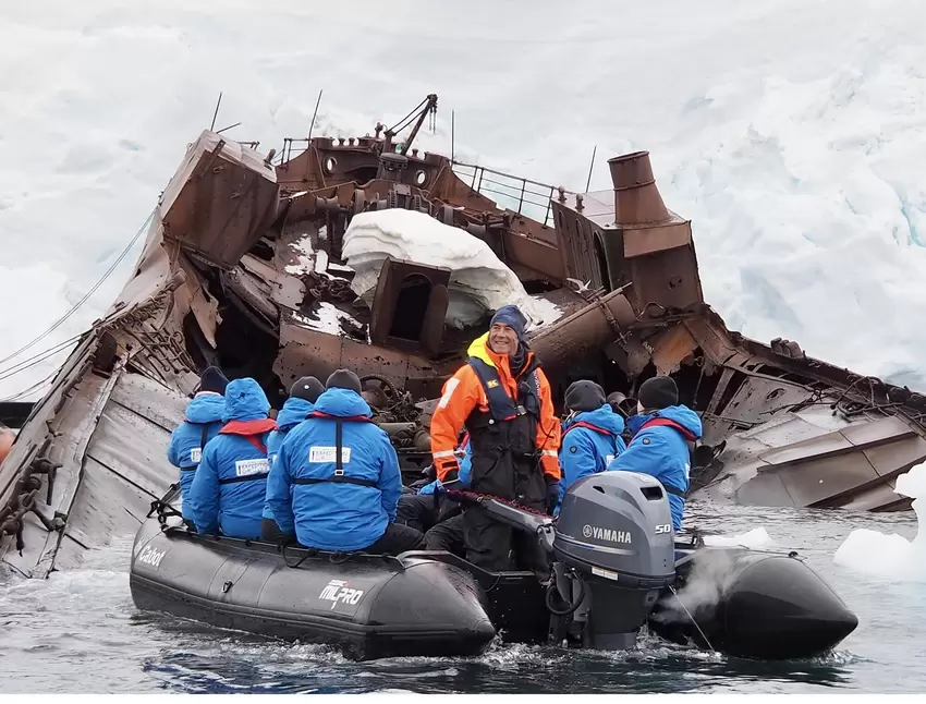 Zodiacfahrt zu einem alten Walfangschiff vor Entreprise Island. Seit 1915 liegt das Wrack im Wasser.