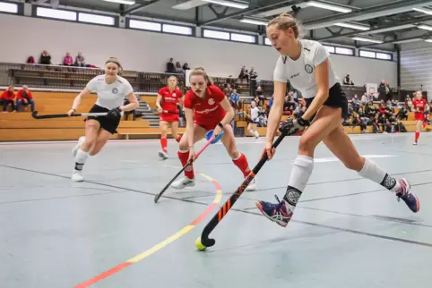 „Natürlich müssen wir das gewinnen“, sagt Stürmerin Julia Eitel (vorne) vom DHC. 