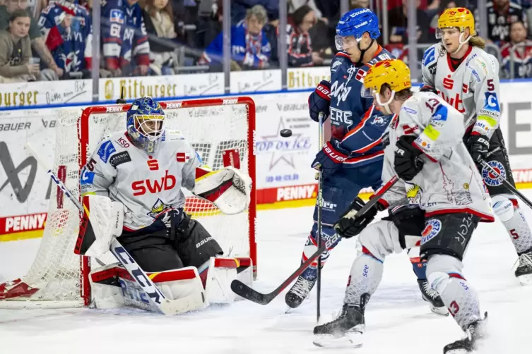 Bremerhavens Torhüter Niklas Svedberg in Bedräöngnis – vor ihm Adler-Spieler Tyler Gaudet. 