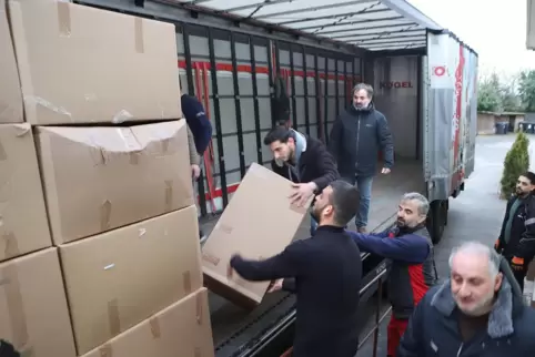 Gemeindeglieder beladen den inzwischen schon dritten Lastwagen. 