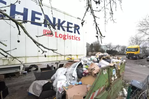 Kein schöner Anblick, aber mittlerweile Vergangenheit: Straße Am Flugplatz mit Wohn- und gewerblicher Nutzung.