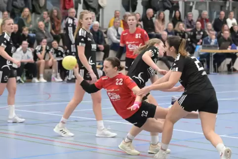 Auch im Derby nicht zu stoppen: Judith Henninger (am Ball) wirft ein Tor.