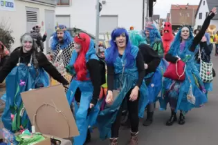 Beim Umzug in Hettenleidelheim: Kita-Erzieherinnen in Müllsäcken.