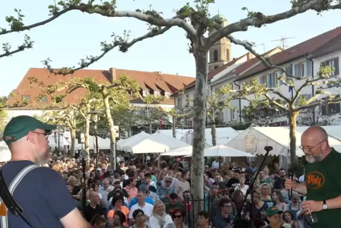 So sieht das gewohnte Stadtfest-Bild auf dem Dürkheimer Stadtplatz aus. Die Bühne allerdings wird wohl in diesem Jahr nach vorne