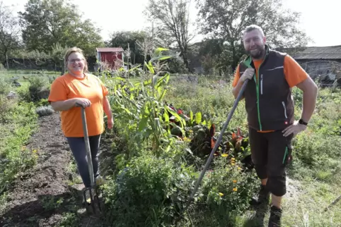 Im Garten der „Gemüsehelden“ in Dierbach gibt’s im Juni eine Krimilesung mit Gina Greifenstein. 