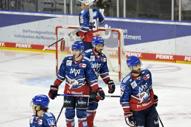 Enttäuschte Adler nach dem Führungstreffer der Kölner Haie. 