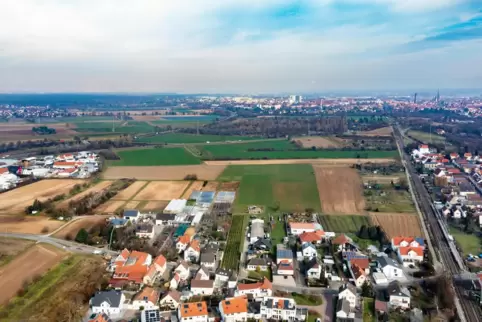 Hier würde sich die Ortsgemeinde Römerberg gerne ausdehnen: So könnte das Berghausener Gewerbegebiet an der B9 (links) noch in ö