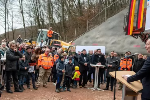 Fand gestern lobende Worte alle Beteiligten an dem Großprojekt: Bundesverkehrsminister Volker Wissing (am Redepult). 