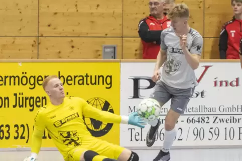 Im Spiel der Hallen-Stadtmeisterschaft Anfang Januar war TSC-Torwart Maximilian Cölsch (links) in dieser Szene schneller am Ball