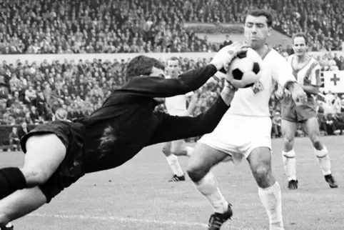 Bundesliga-Aufstiegsrunde 1966: Der FKP schlägt im Ludwigshafener Südweststadion Hertha BSC mit 2:1. Berlins Nationaltorhüter Wo