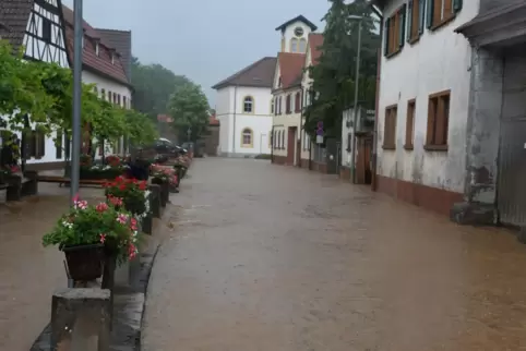 Ein Problem in der Region: Die Kleinkarlbacher Ortsdurchfahrt nach Starkregen im Juni 2021.