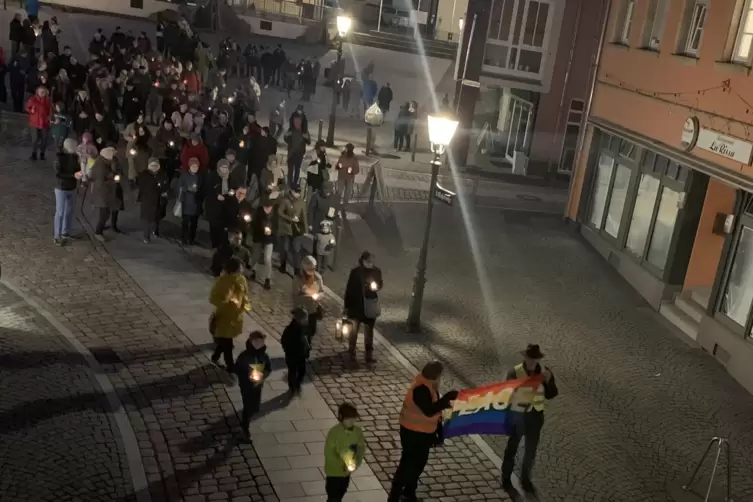 Etwa 100 Menschen zogen mit Friedenslichtern vom Römerplatz zur Paulskirche.