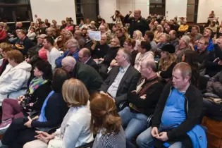 260 der 450 Plätze im Konferenzzentrum des CFF waren besetzt. Stefan Hannappel, Vorsitzender des SV Studernheim, formuliert Krit