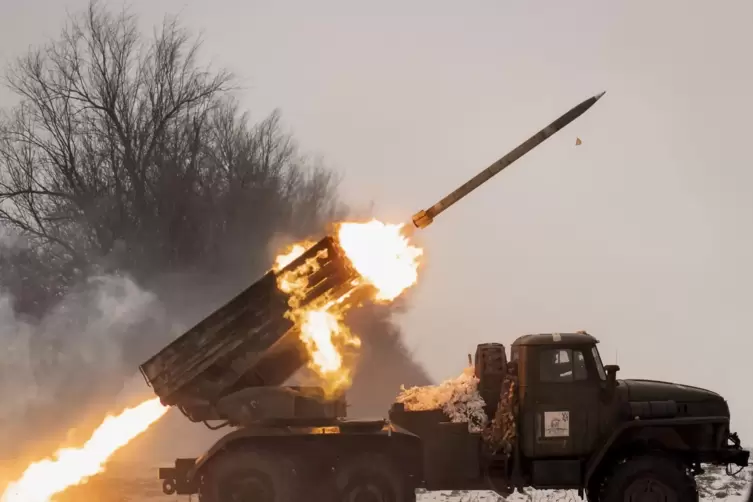 Ukrainische Soldaten feuern einen Grad-Mehrfachraketenwerfer aus der Sowjetzeit auf russische Stellungen im Gebiet von Charkiw. 