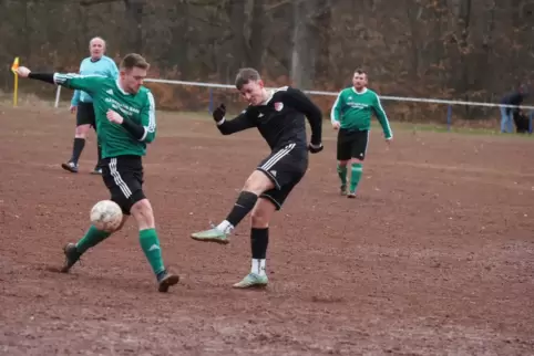 Da war die Welt für Miesau noch in Ordnung: Lukas Hirsch (rechts) zieht ab und erzielt das 1:0 für sein Team. Brückens Maurice T