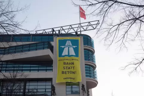 Etwa zehn Menschen befanden sich laut Polizei auf dem Dach und an der Fassade der SPD-Parteizentrale in Berlin.