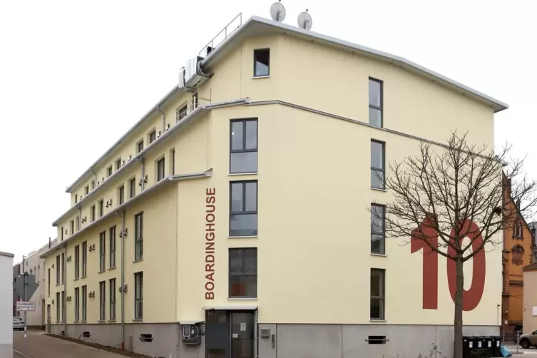 Mit seiner gelben Fassade ist das Boardinghouse schon von Weitem zu erkennen.