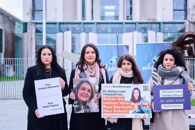 Demonstrantinnen vor dem Kanzleramt in Berlin fordern unter anderem die Freilassung des im Iran zum Tode verurteilten deutschen 