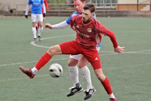 Gekonnte Ballabschirmung: Volkan Candar (rotes Trikot) von RW Seebach II gegen Dennis Schönung von der TSG Deidesheim II.