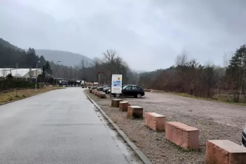 Auf dem Wanderparkplatz Eybergstraße parken viele Besucher für längere Zeit. Die Stadt prüft nun, ob Parkgebühren dort erhoben w